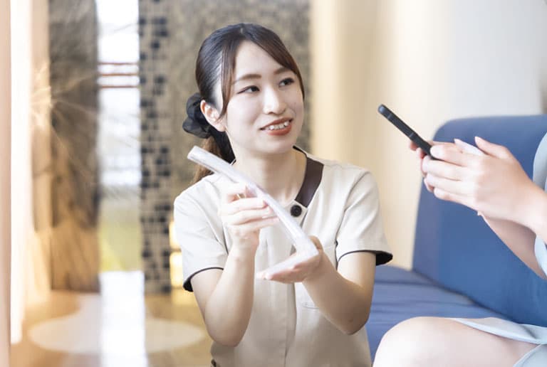 患者さんに丁寧に説明する歯科衛生士